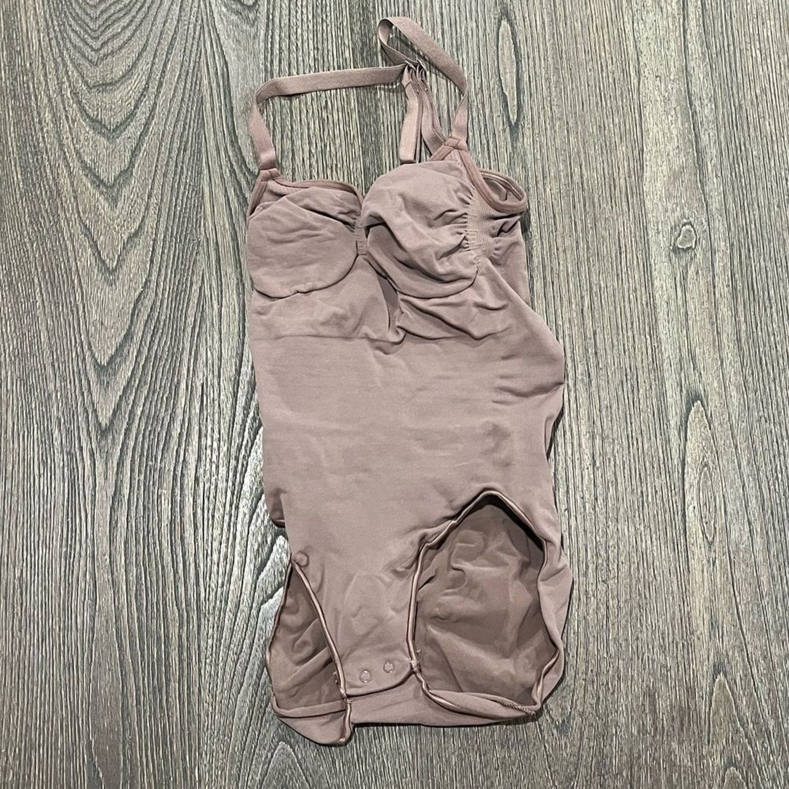 SKIMS NWOT Skims Seamless Sculpt Brief Bodysuit Nude S/M Size S / US 4 / IT 40 - 1 Thumbnail