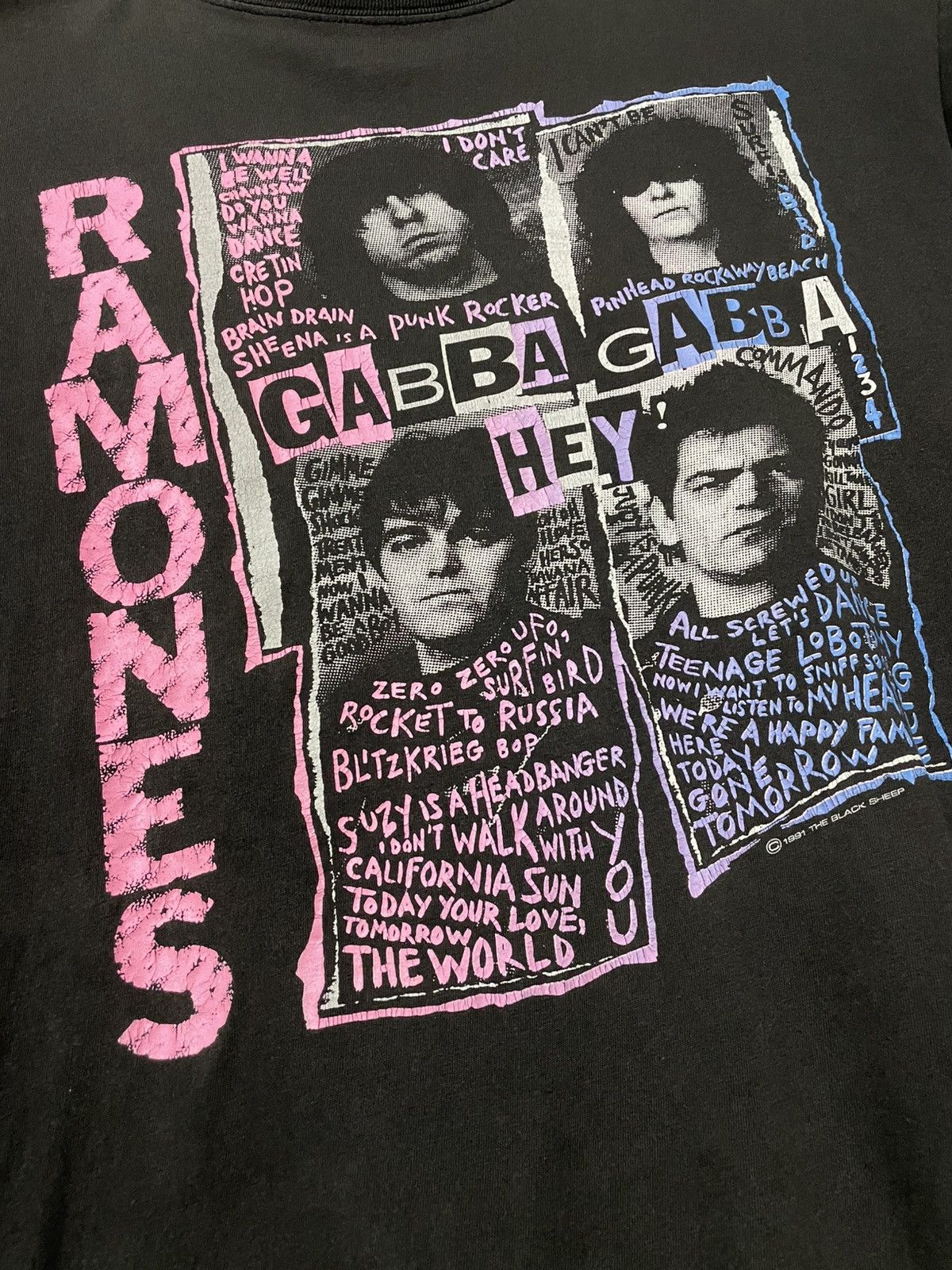 Vintage Vintage 1991 Og Ramones Gabba Gabba Hey Punk Sunfaded Tee Size US S / EU 44-46 / 1 - 8 Thumbnail