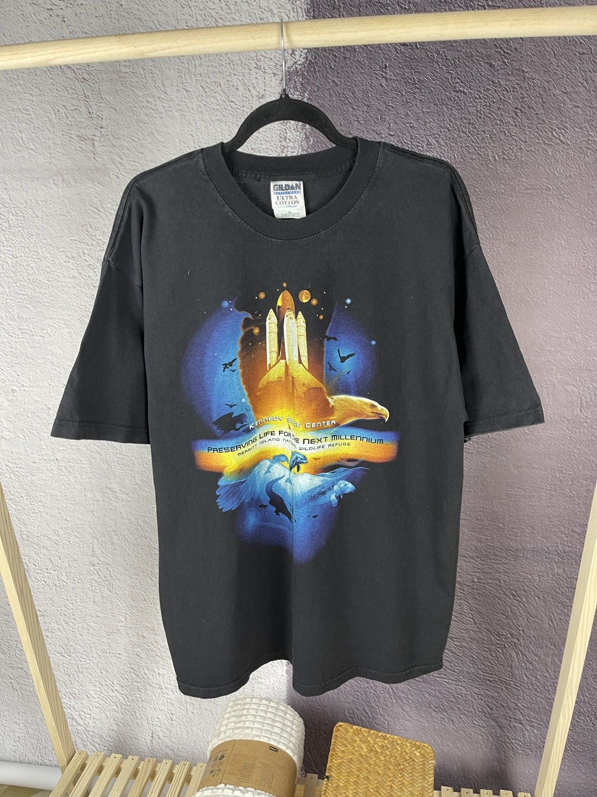 Gildan Gildan vintage Kennedy space center big logo tee shirt Size US XL / EU 56 / 4 - 3 Thumbnail