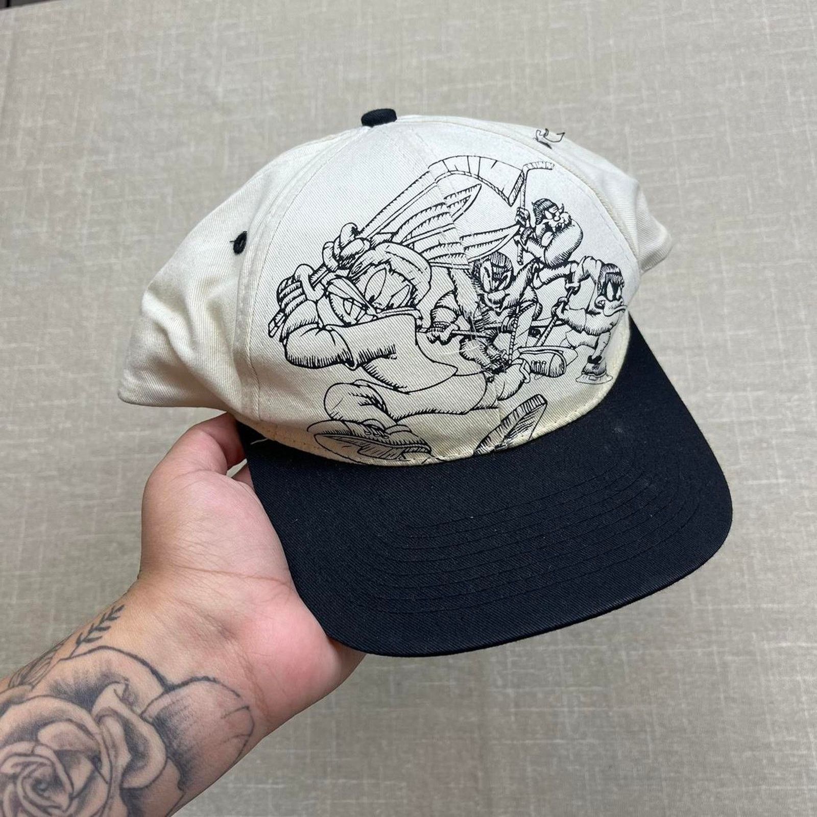 Vintage Vintage 1997 Looney Tunes Hockey Snapback Size ONE SIZE - 1 Thumbnail