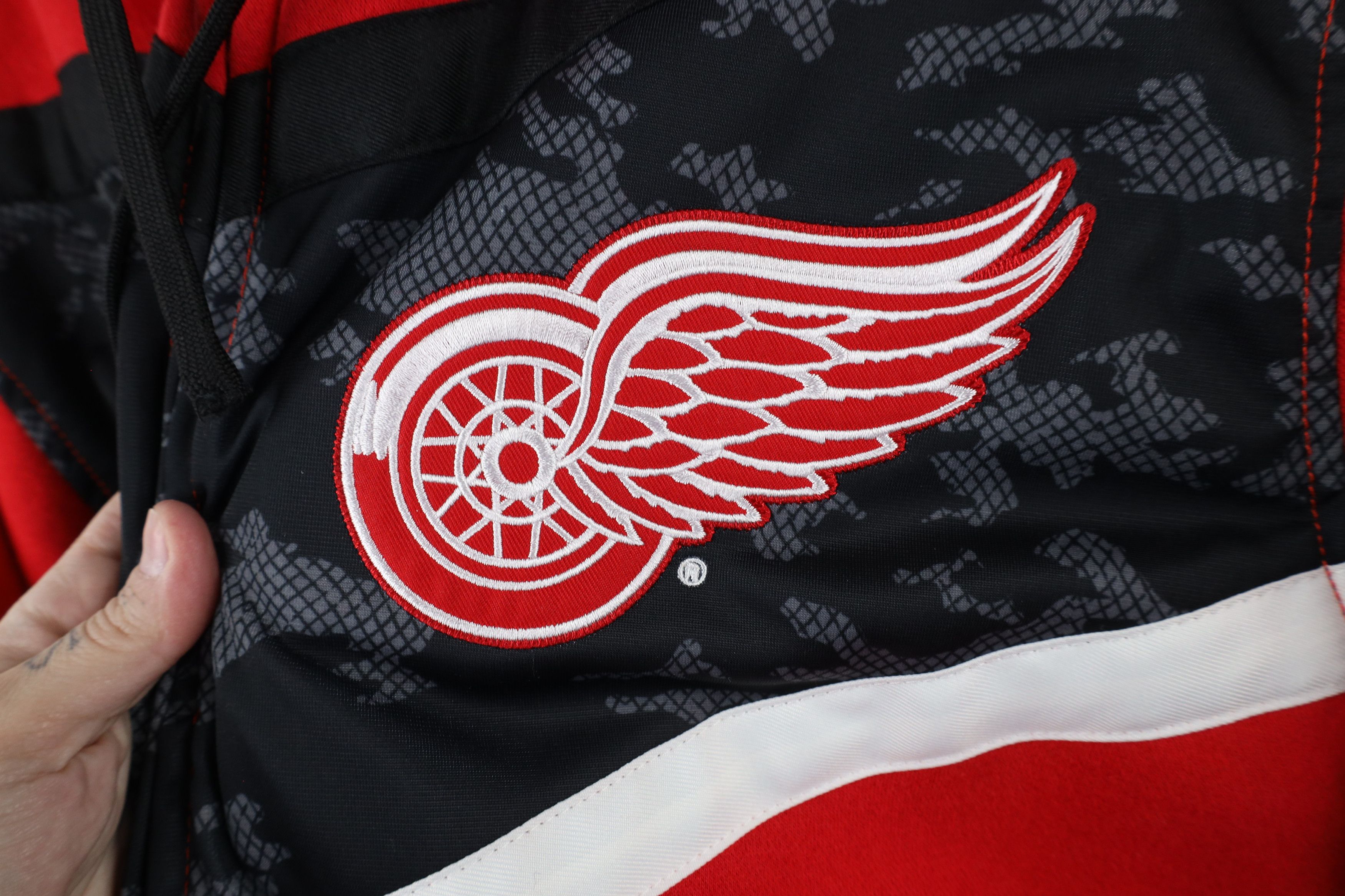 Vintage Vintage NHL Reversible Camouflage Detroit Red Wings Hoodie Size US XL / EU 56 / 4 - 15 Thumbnail