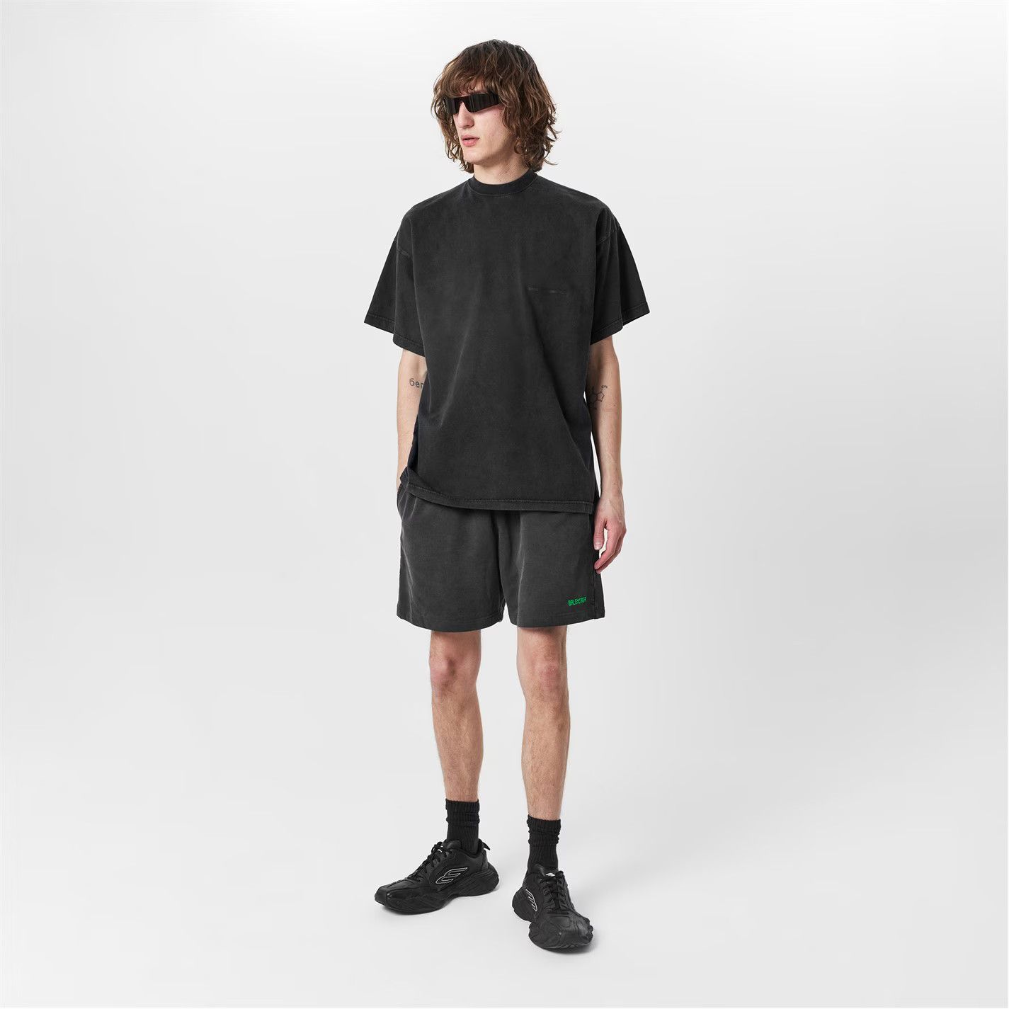 Balenciaga o1g2r1mq0226 Oversized T-Shirt in Washed Black Size US XS / EU 42 / 0 - 6 Thumbnail