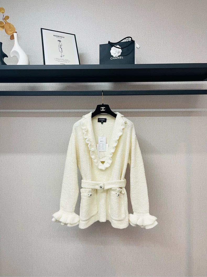 Chanel Chanel 24K milky white deep V wood ear lace lace knitted sw Size XS / US 0-2 / IT 36-38 - 1 Thumbnail