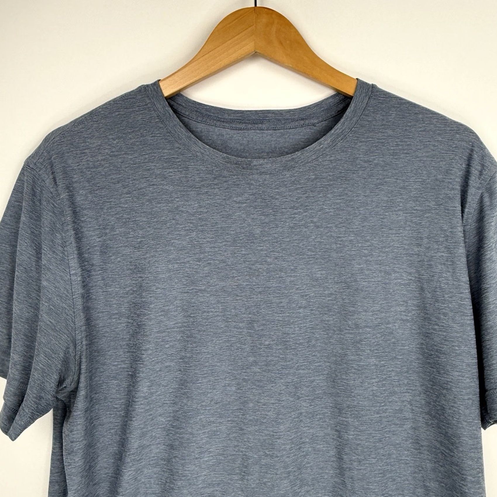 Vuori Vuori Mens Strato Tech Tee L Blue Heather Pullover Shirt Short Sleeve Dream Knit Activewear 44 Chest Regular Fit V126 Mens Size US L / EU 52-54 / 3 - 2 Thumbnail