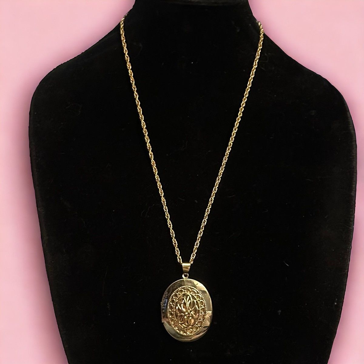 Vintage Vintage gold tone oval filigree locket pendant necklace Size ONE SIZE - 1 Thumbnail
