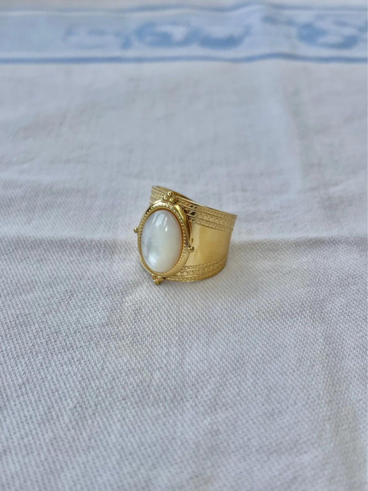 Other Gold plated white oval antique vintage style pearl ring Size ONE SIZE - 2 Thumbnail