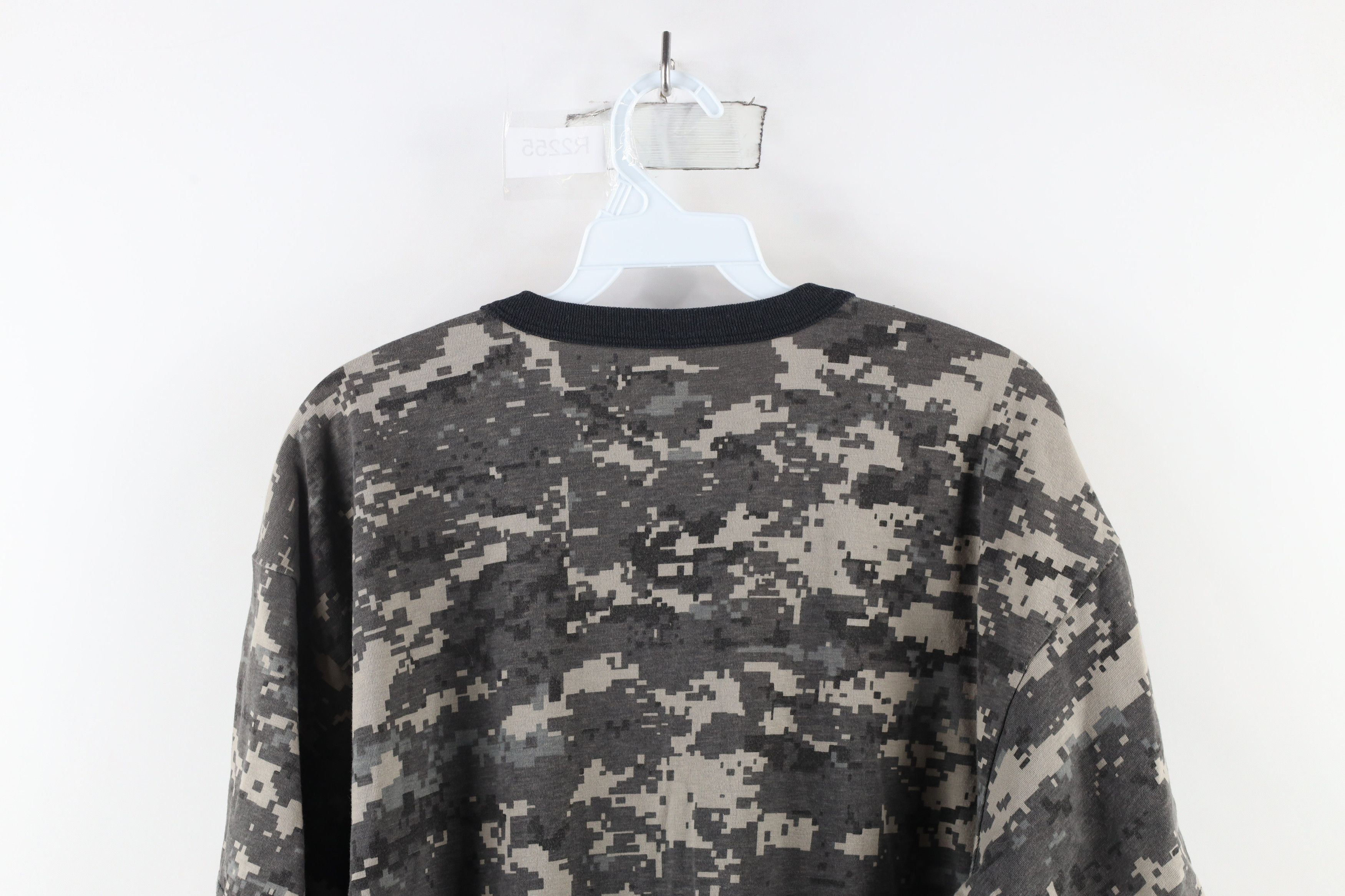Vintage Vintage Streetwear Digital Camouflage Short Sleeve T-Shirt Size US XL / EU 56 / 4 - 10 Thumbnail