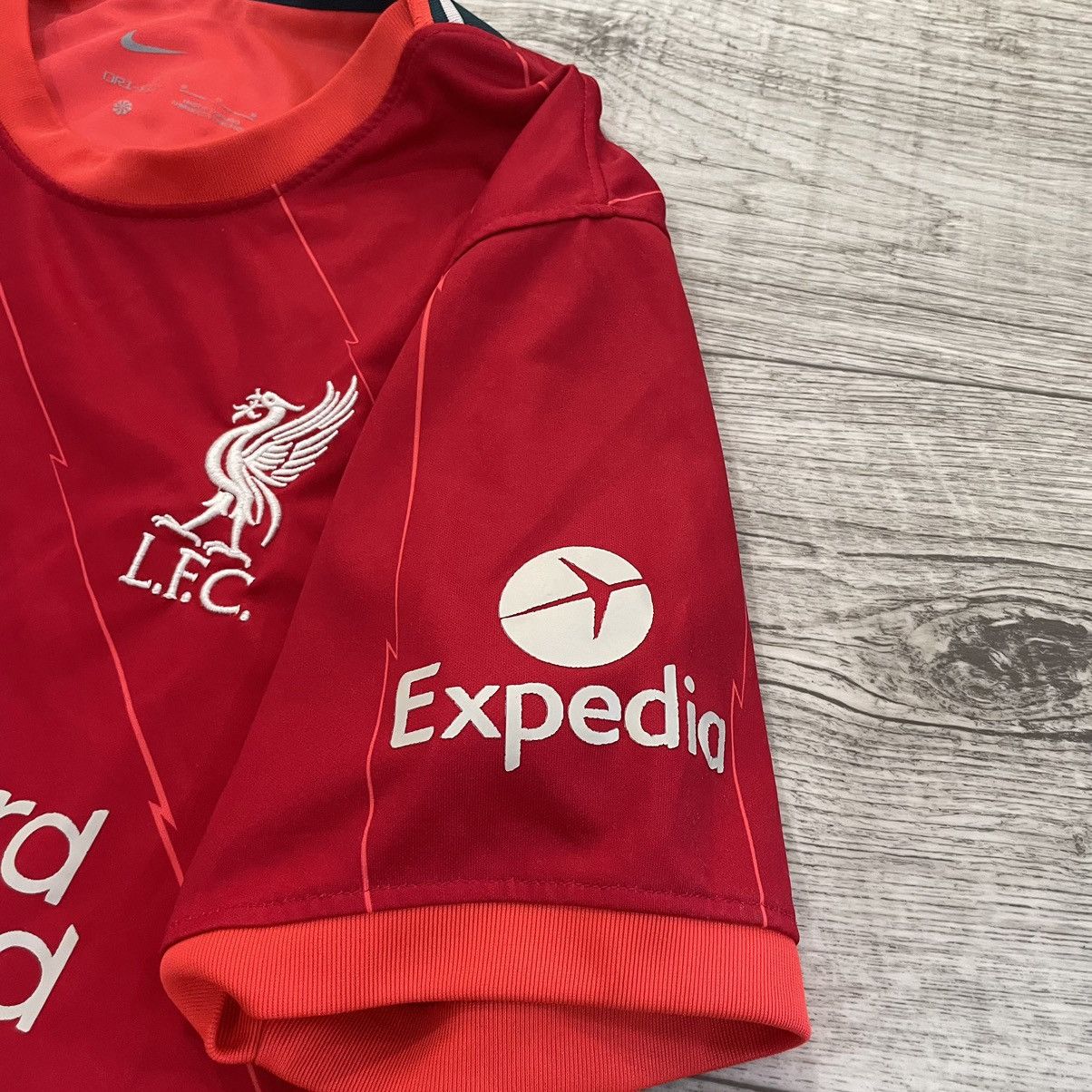 Band Tees Nike Liverpool Expedia LFC Premier chartered Jersey tee shir Size US M / EU 48-50 / 2 - 6 Thumbnail