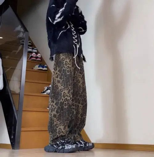 VIBE Retro straight leg loose fitting leopard print jeans Size US 32 / EU 48 - 7 Thumbnail