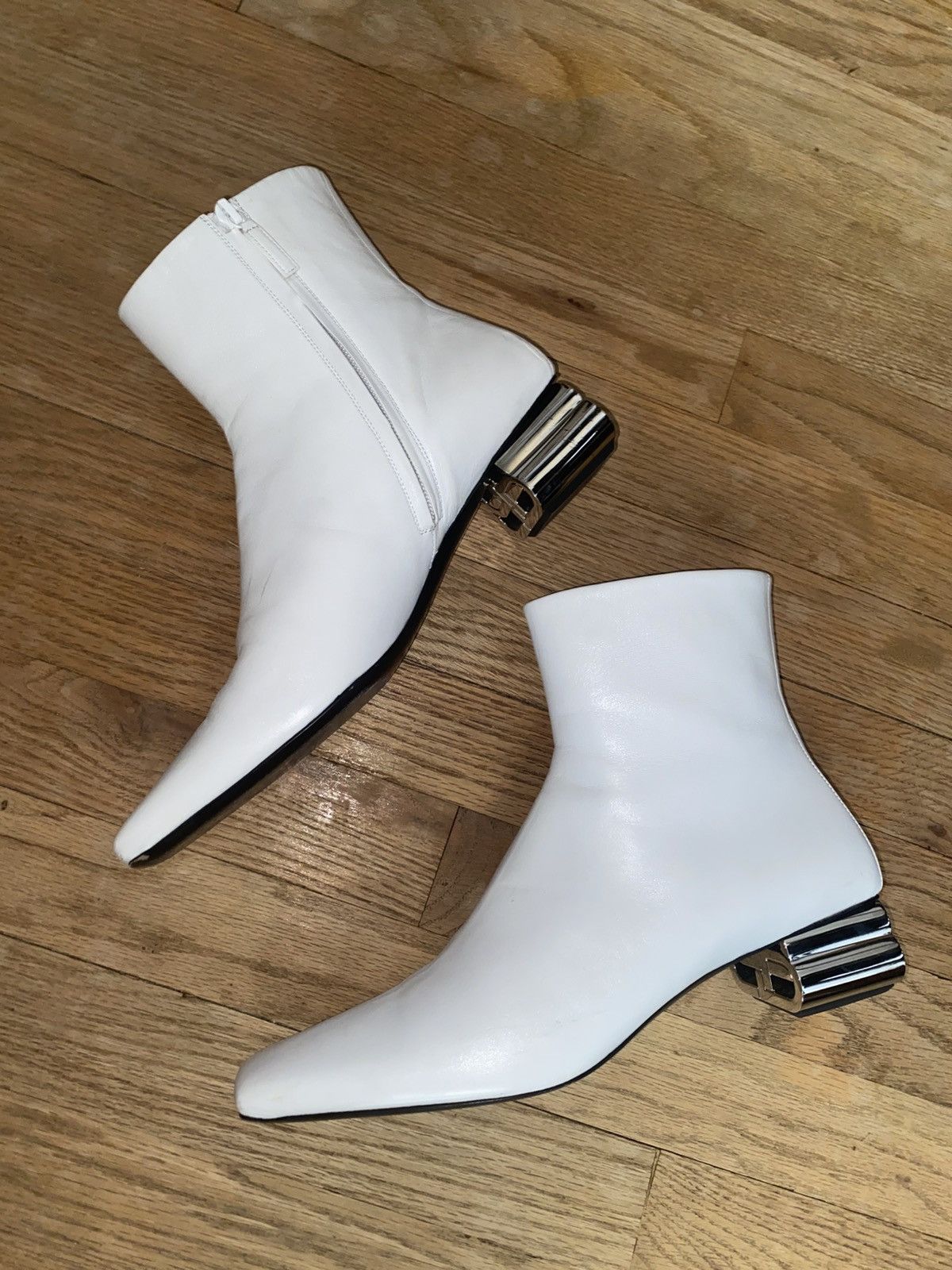 Balenciaga Authentic Balenciaga Typo BB White Leather Ankle Boots 38.5 Size US 8.5 / IT 38.5 - 1 Thumbnail