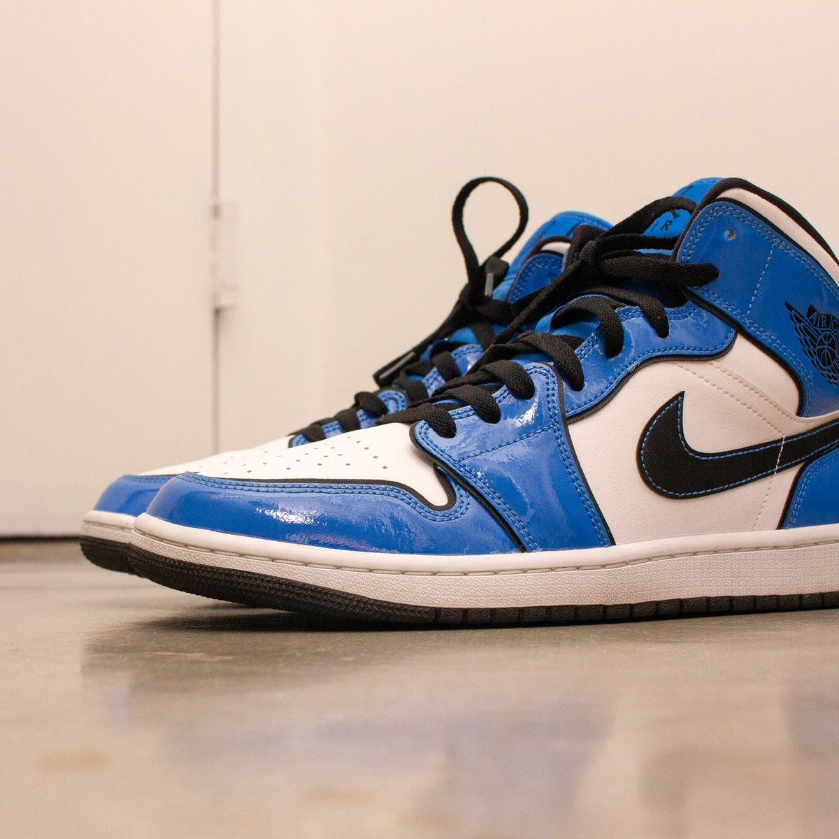Nike Rare AIR JORDAN 1 MID SE "SIGNAL BLUE"-DD6834-402 Size US 10 / EU 43 - 2 Thumbnail