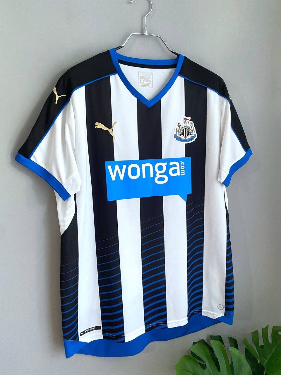 Puma FC Newcastle United 2015/16 Home Soccer Jersey, Size L Size US L / EU 52-54 / 3 - 3 Thumbnail