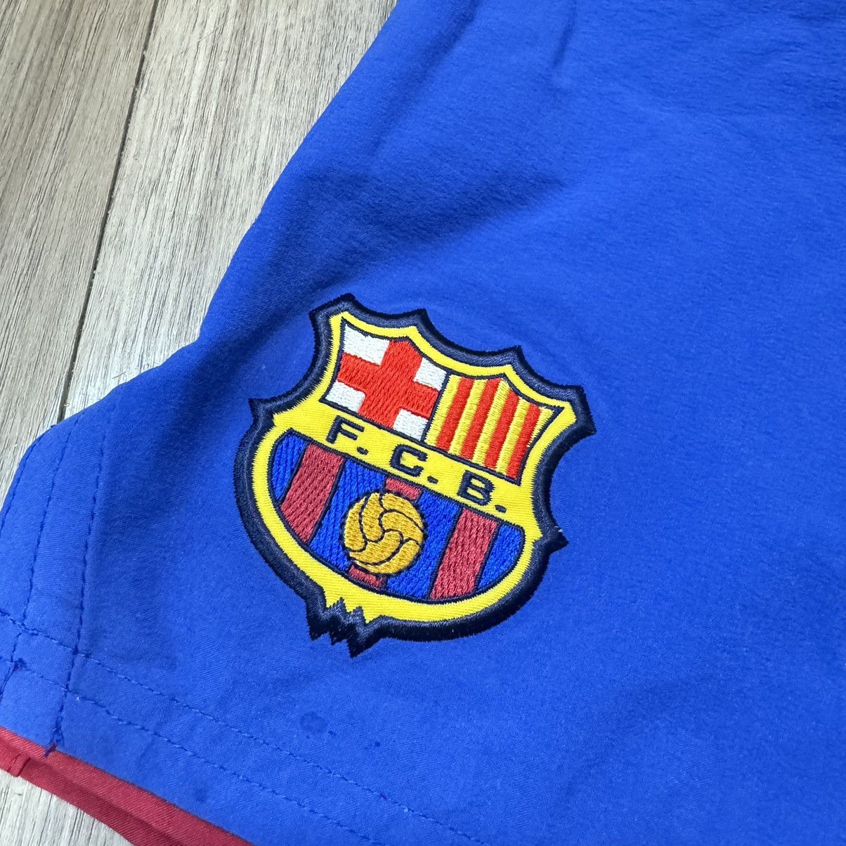 Nike × Vintage (Youth size)Barcelona 2000/2001 soccer short (Bnwt) Size US 27 - 4 Thumbnail