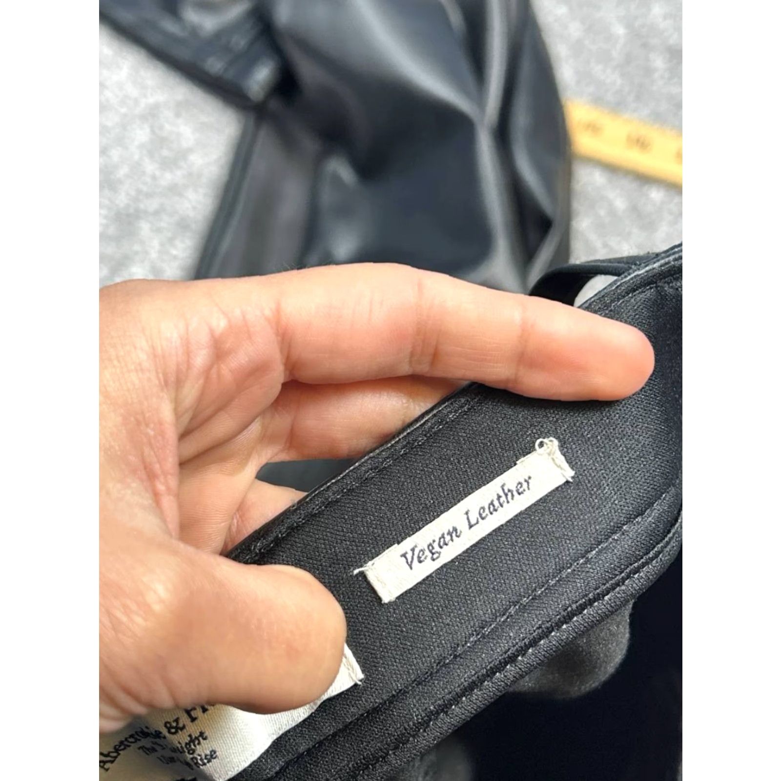 Abercrombie & Fitch Abercrombie & Fitch Curve Love Pants Womens 26 Black Leather 90s Straight Pants Womens 26 Black 90s Classic Modern Mens Womens Girls Boys Size 26" / US 2 / IT 38 - 4 Thumbnail