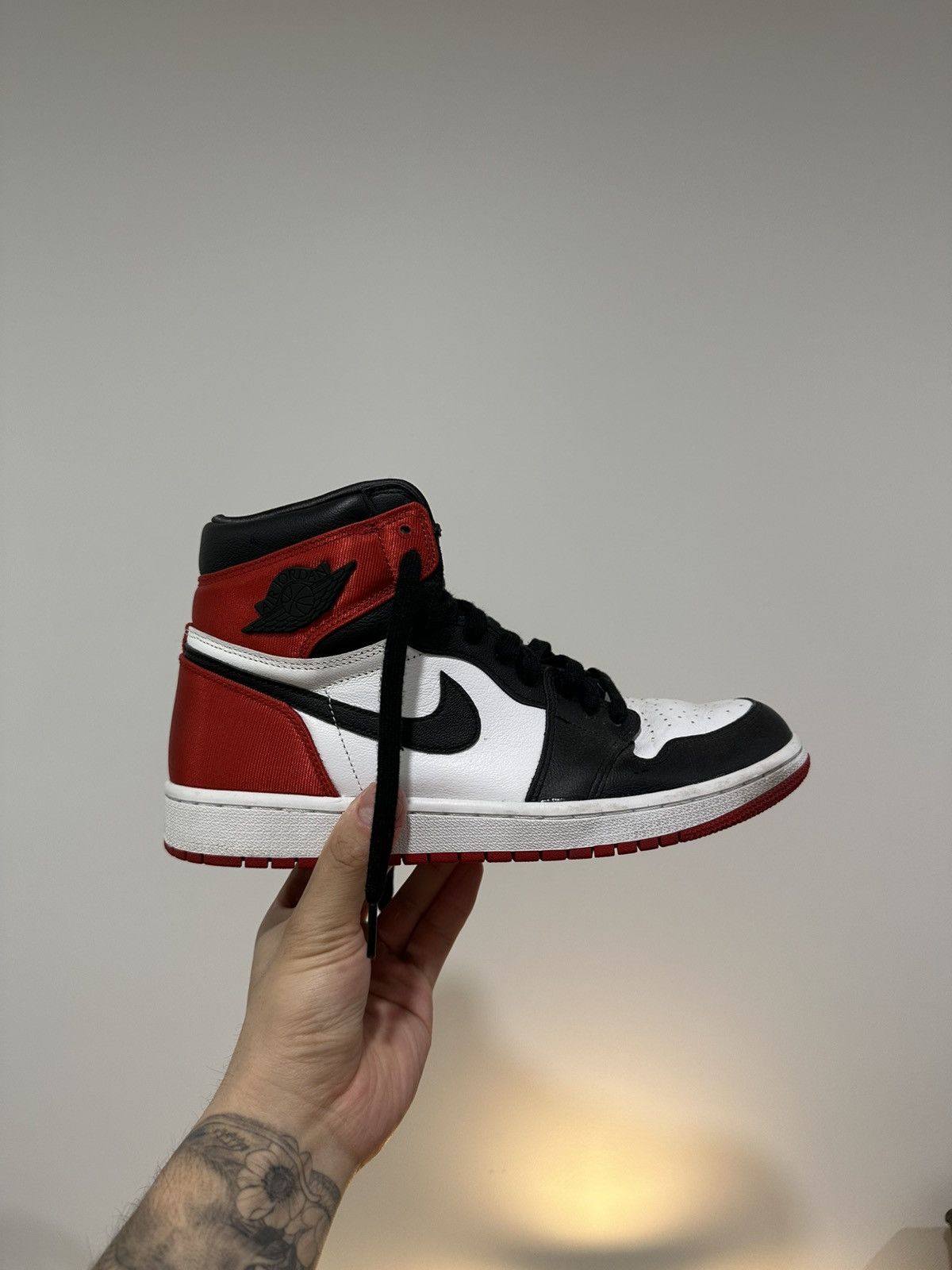Jordan Brand × Nike Jordan 1 Satin Black Toe 2019 Size US 9.5 / EU 42-43 - 2 Thumbnail