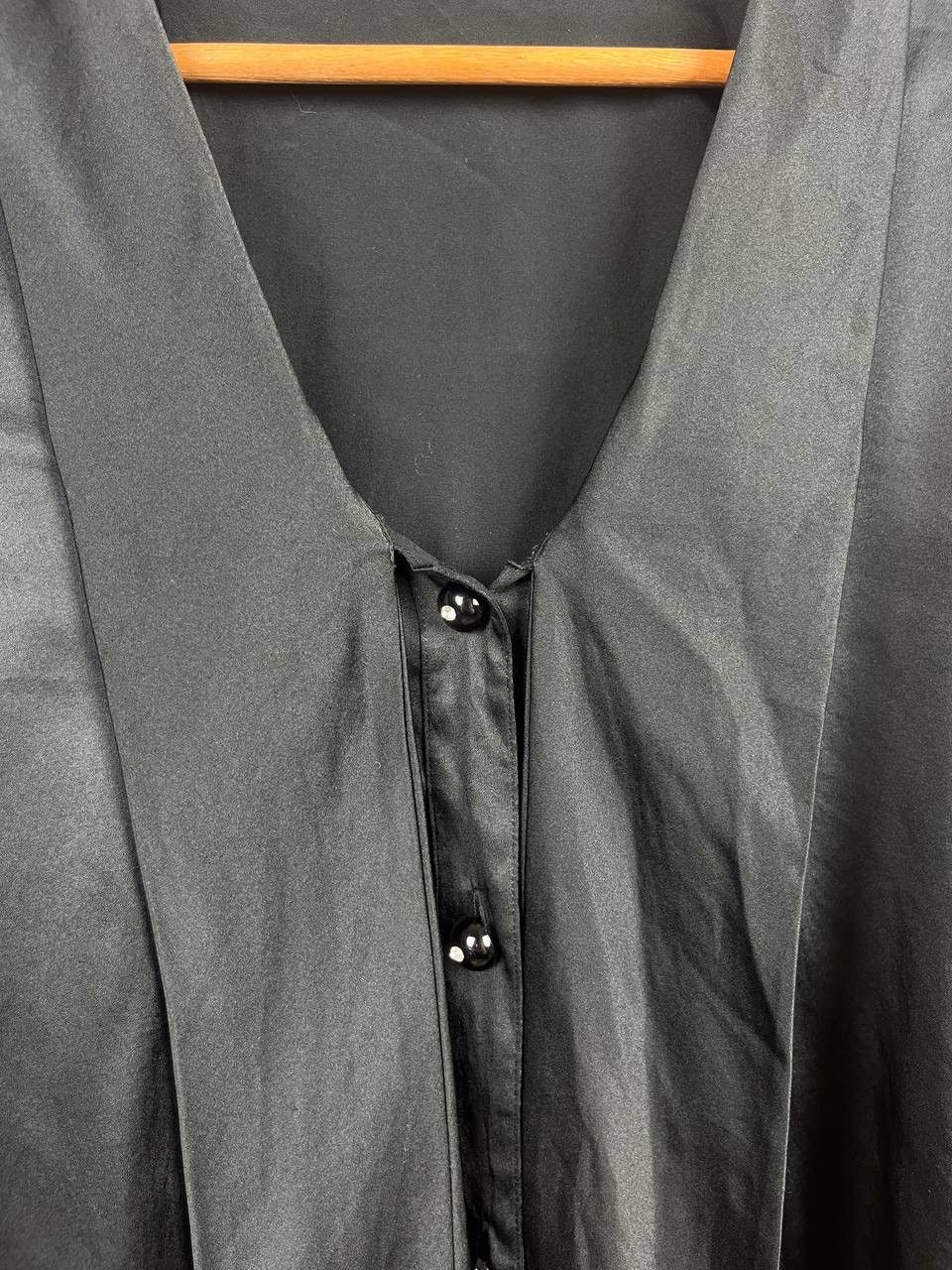 Burberry Burberry London Silk V-Neck Button Long Sleeve Blouse Size 6 Size M / US 6-8 / IT 42-44 - 2 Thumbnail