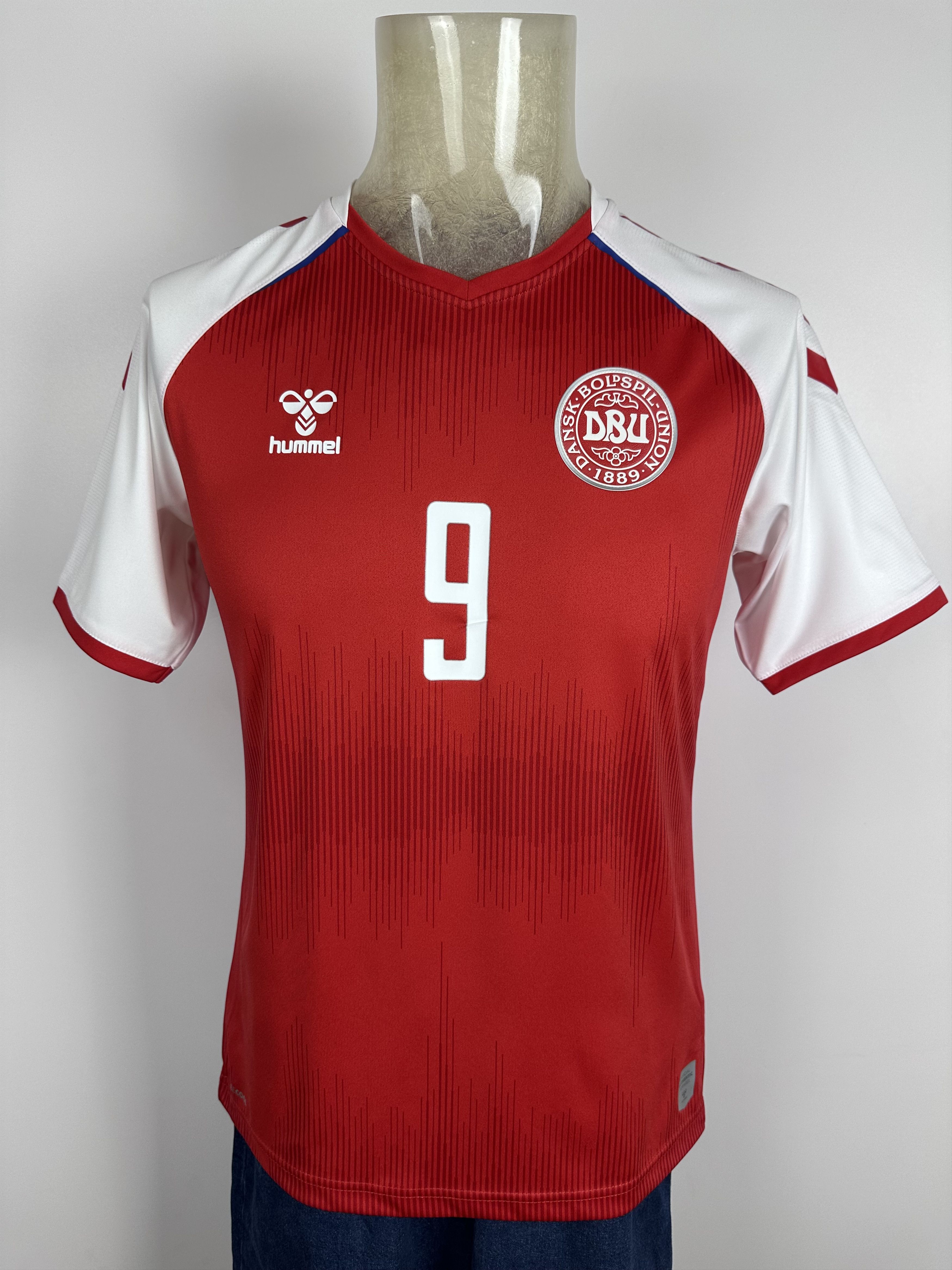 Hummel DENMARK 2021 22 FOOTBALL SHIRT JERSEY #9 BRAITHWAITE HUMMEL Size US M / EU 48-50 / 2 - 4 Thumbnail