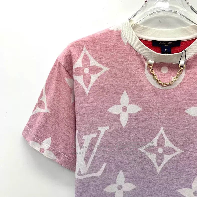 Louis Vuitton Louis Vuitton Gradient logo print cotton crewneck short sl Size US M / EU 48-50 / 2 - 3 Thumbnail