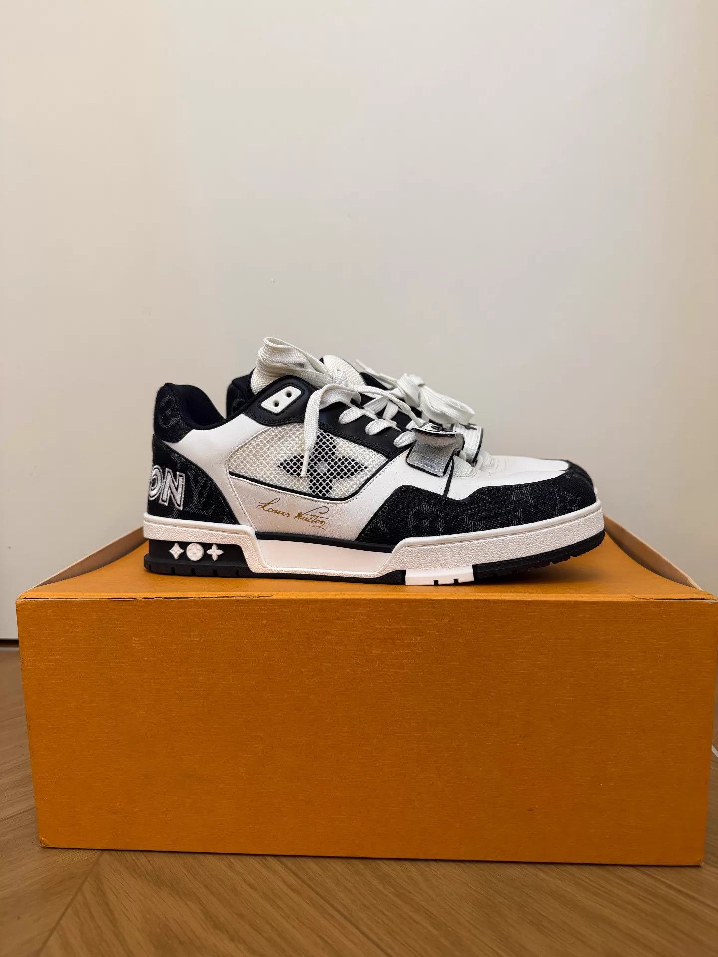 Louis Vuitton LOUIS VUITTON Trainer Calf Leather Black/White 41 Size US 8 / EU 41 - 3 Thumbnail