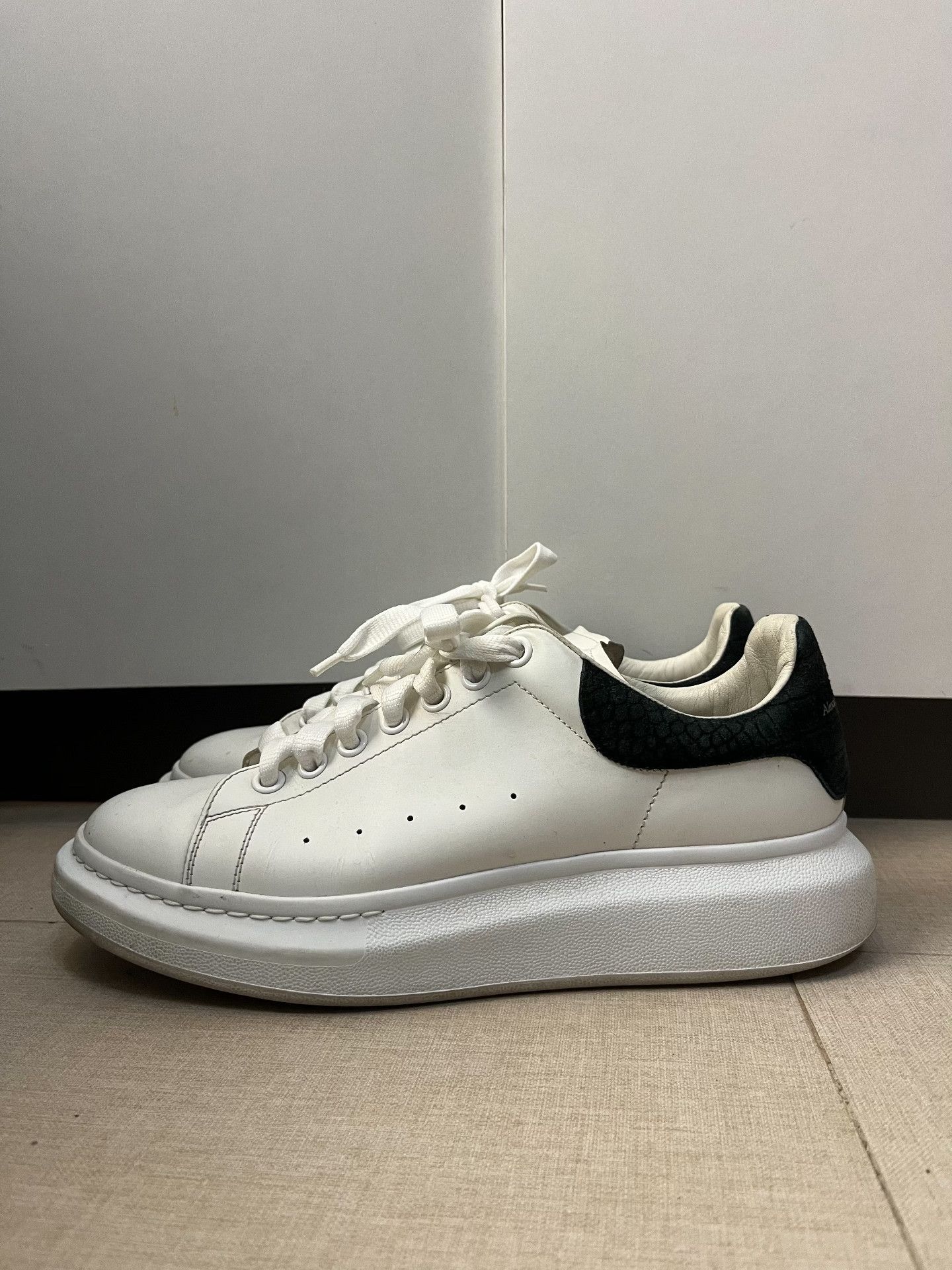 Alexander McQueen Alexander McQueen Casual White Lowtop Sneakers 42 Men Size US 9 / EU 42 - 1 Thumbnail