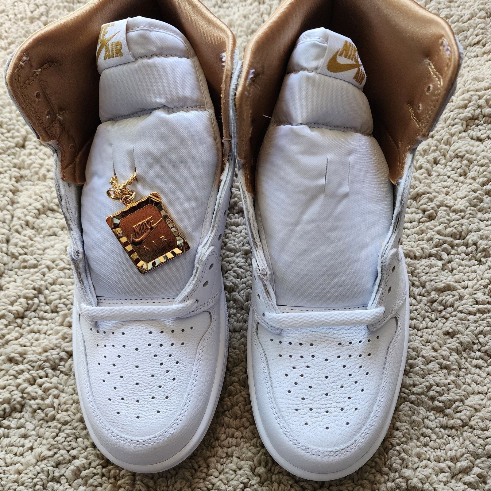 Jordan Brand Wmns Air Jordan 1 Retro OG High Metallic Gold Brand New Sz 8 Size US 8 / IT 38 - 4 Thumbnail