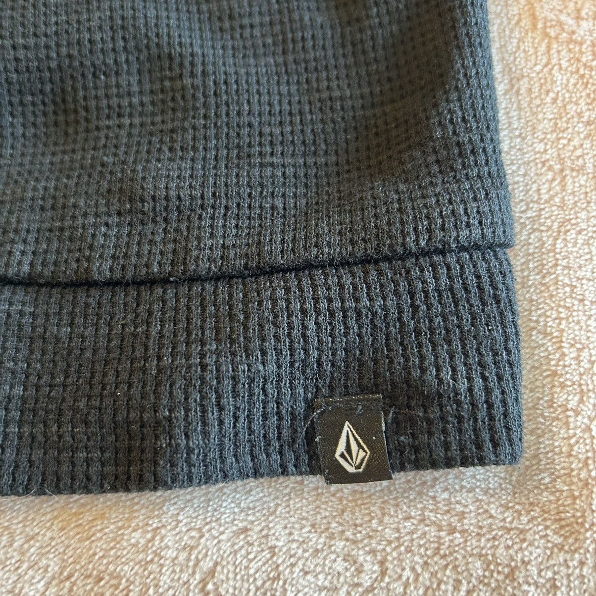 Volcom Volcom black waffle knit pullover shirt with hood size M Size US M / EU 48-50 / 2 - 5 Thumbnail