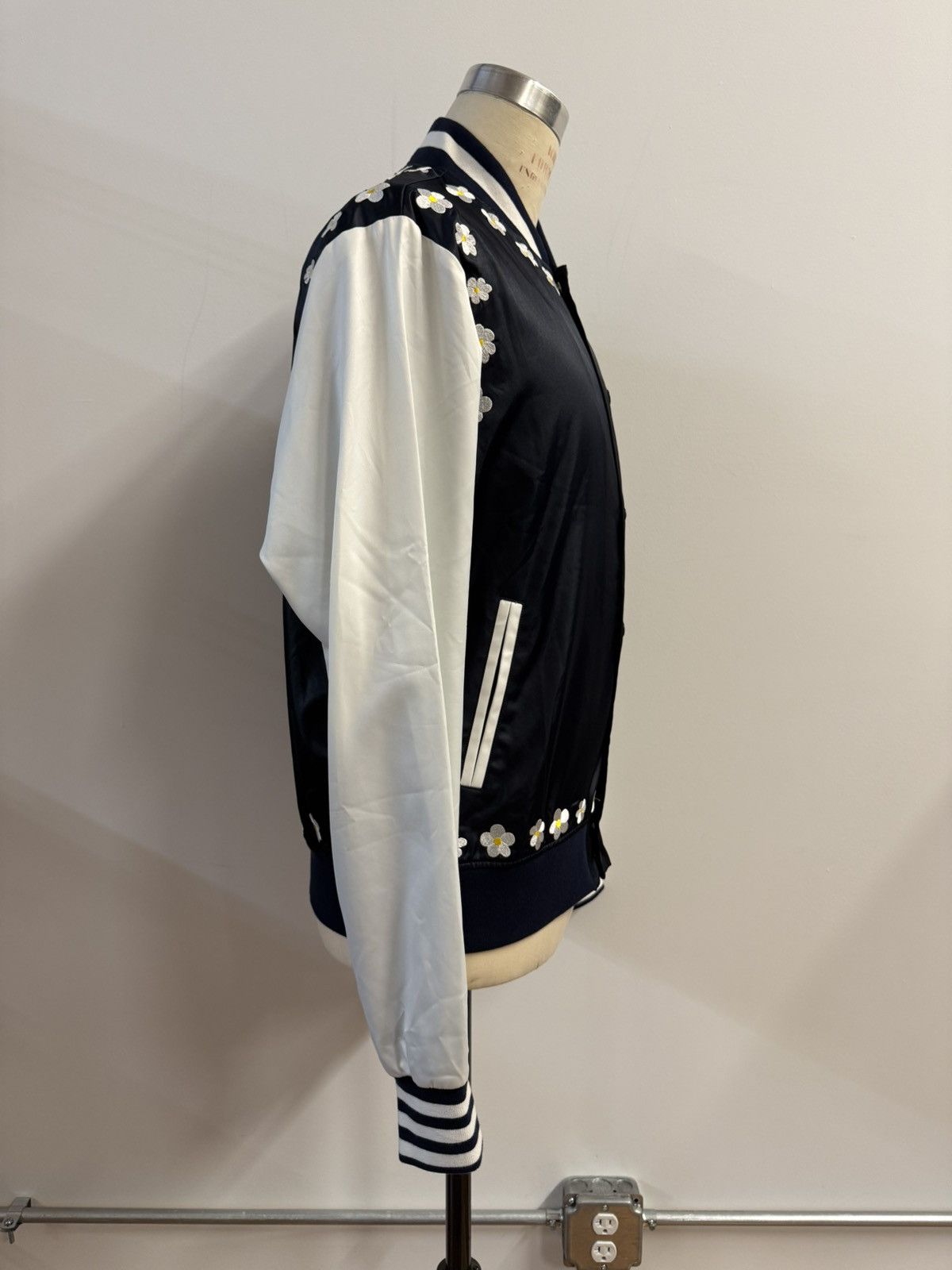 Adidas × Pharrell Adidas Originals x Pharrell Williams “528HZ” Daisy Bomber Size US XL / EU 56 / 4 - 2 Thumbnail