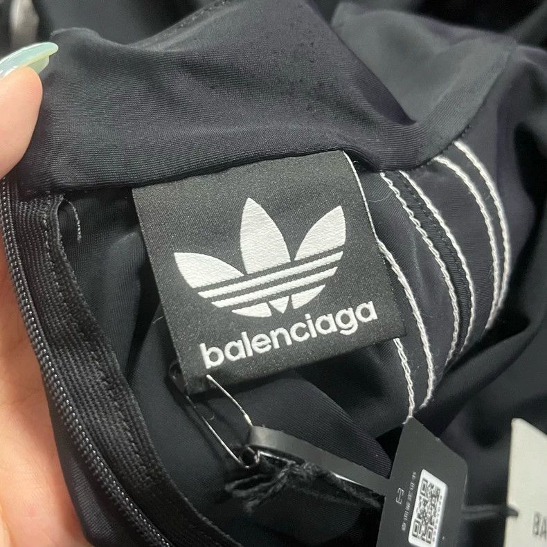 Balenciaga Balenciaga Black letter number print hooded long sleeve T- Size US L / EU 52-54 / 3 - 5 Thumbnail