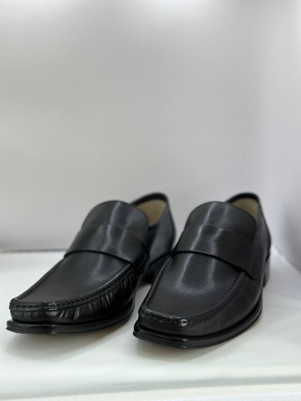 Loake Loake Design TS Cuba 2251 Black Leather Apron Toe Loafers Size US 8 / EU 41 - 2 Thumbnail