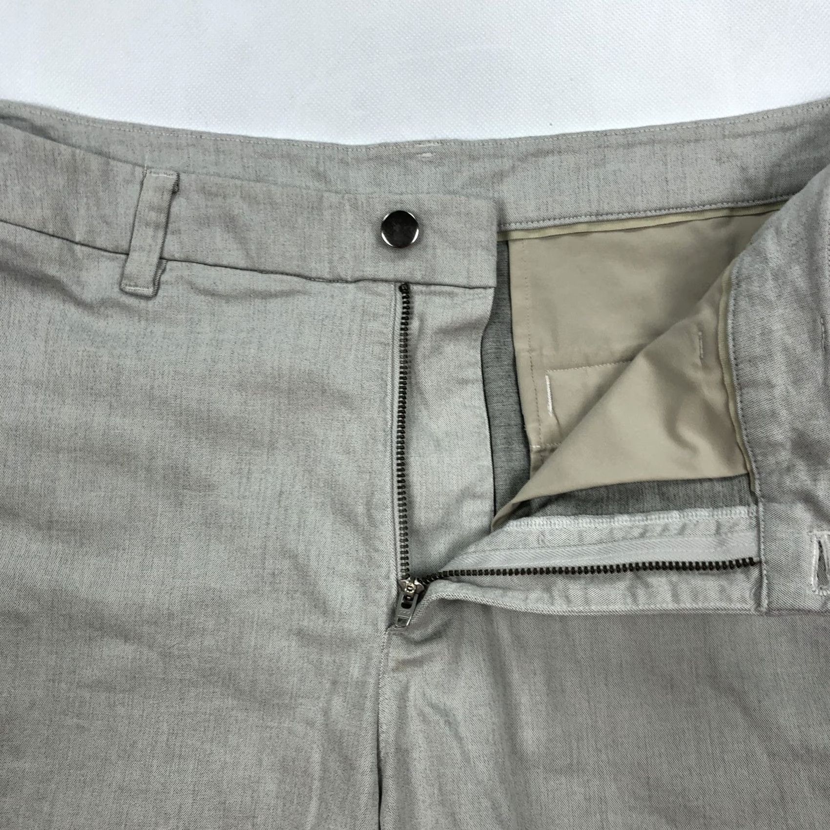 Lululemon VINTAGE? No. Lululemon Men's Light Gray Flat Front Chino Shorts Size 36 Commission Relaxed Shirt? Size US 36 / EU 52 - 7 Thumbnail