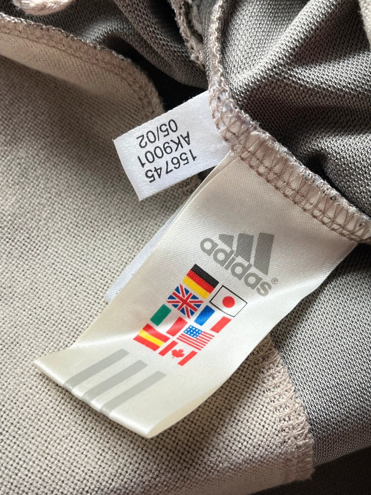 Adidas Adidas 2002 Y2K Beige Windbreaker Velour Track Jacket Rare Size US S / EU 44-46 / 1 - 14 Thumbnail