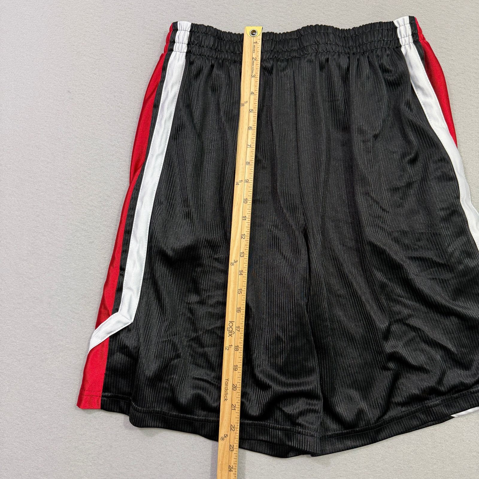 Vintage Vintage Wisconsin Badgers Shorts Men's Extra Large Black Red Size US 34 / EU 50 - 10 Thumbnail