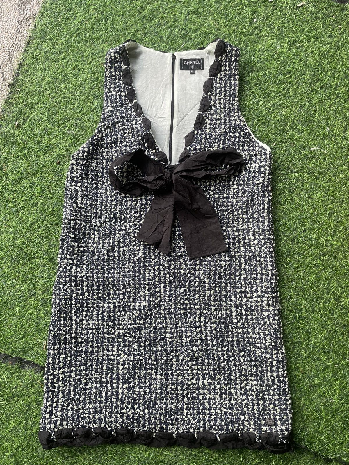 Chanel Authentic CHANEL 2019 tweed V-neck mini dress Size XS / US 0-2 / IT 36-38 - 1 Thumbnail