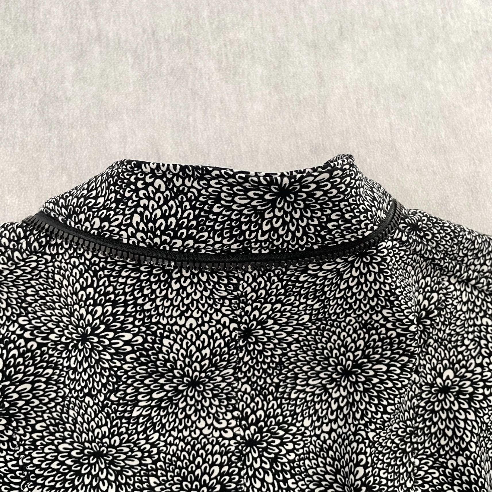 Lululemon VINTAGE Lululemon Jacket Womens Size 6 Black Floral Athleisure Full Zip Casual Ladies Size M / US 6-8 / IT 42-44 - 6 Thumbnail