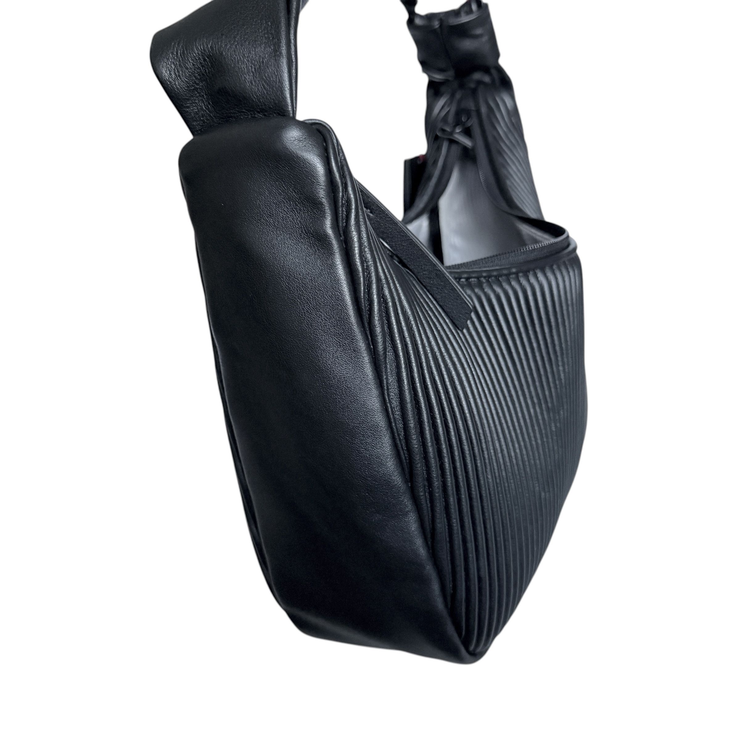 Tumi Tumi ASRA Black Leather SMALL Shoulder Bag - Ribbed texture Size ONE SIZE - 13 Thumbnail