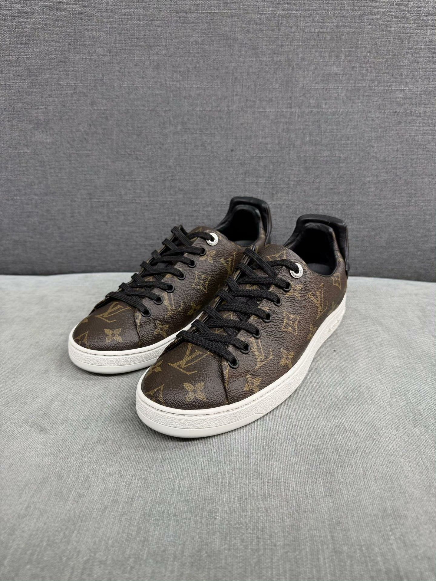 Louis Vuitton Louis Vuitton Lowtop Sneakers 38 Men Size US 6 / EU 39 - 1 Thumbnail