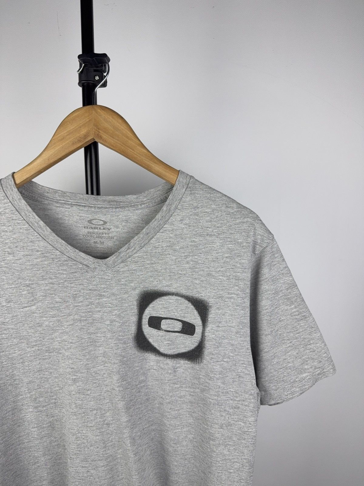 Oakley 00s Outdoor Oakley V-Neck Logo T-Shirt Gray Y2K Streetwear Size US M / EU 48-50 / 2 - 3 Thumbnail