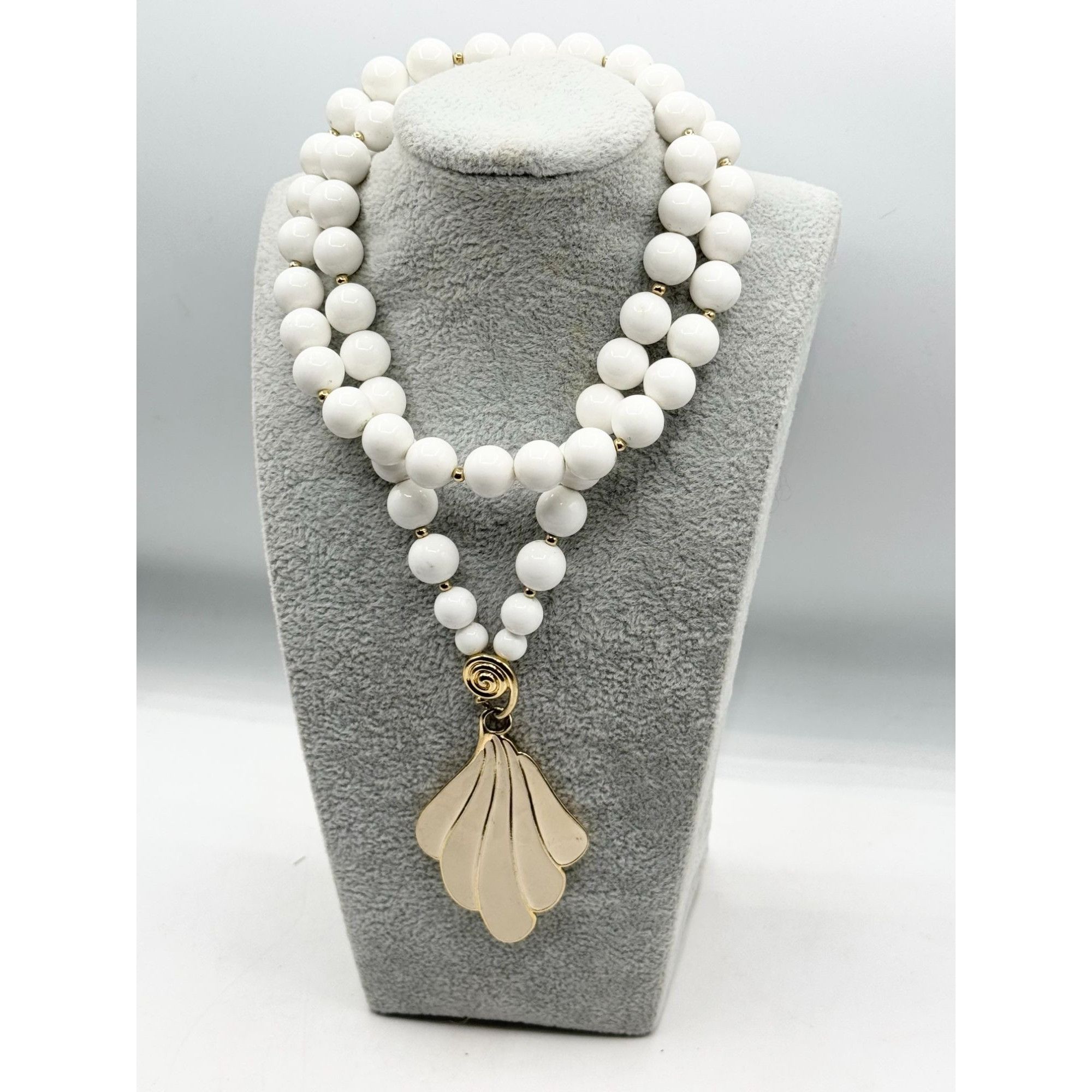 Vintage Vintage Trifari White Beaded Enamel Pendant Necklace Size ONE SIZE - 4 Thumbnail