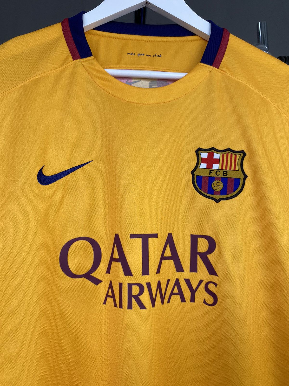 Nike NIKE BARCELONA 2015-16 AWAY FOOTBALL SHIRT Size US XL / EU 56 / 4 - 7 Thumbnail