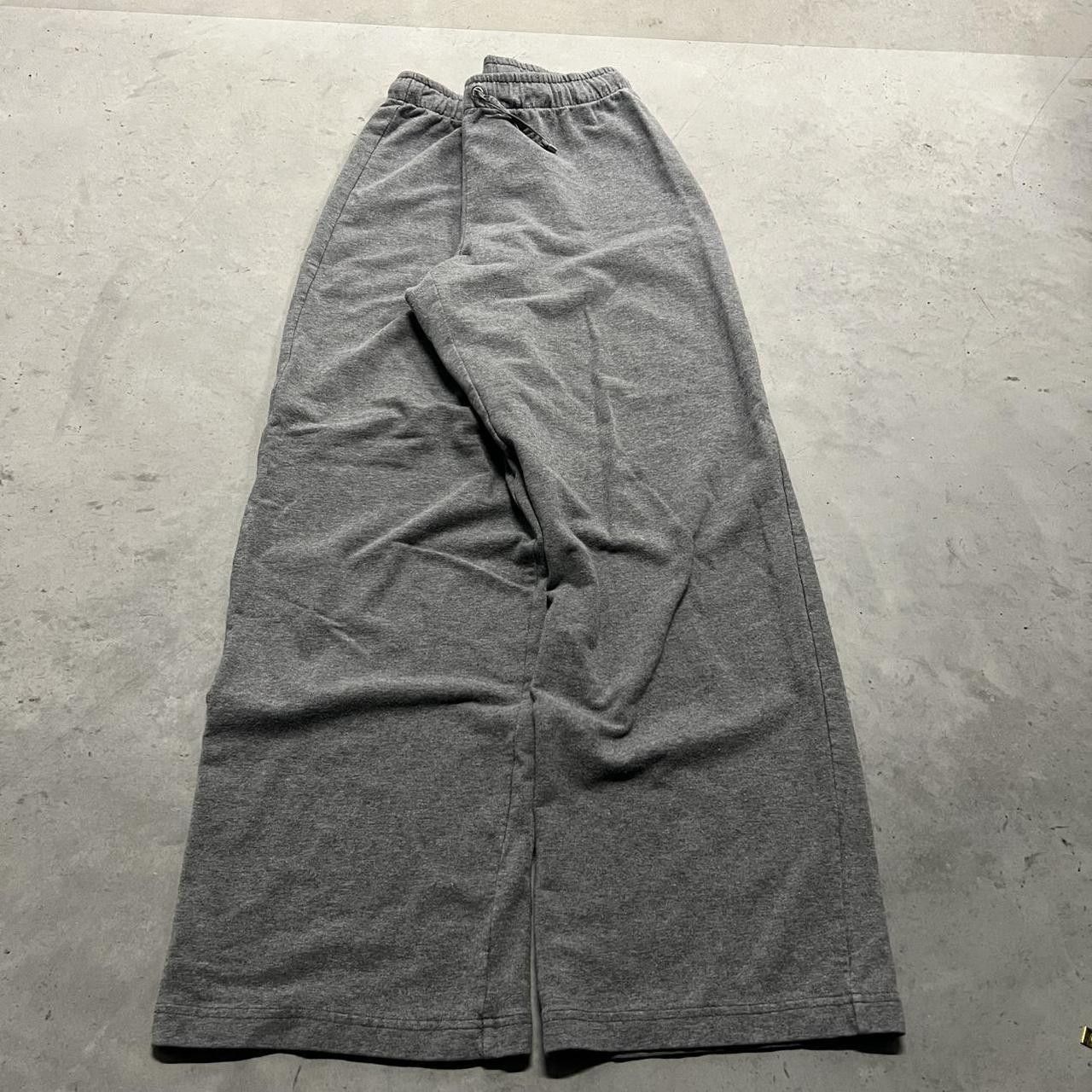 Vintage Vintage Y2K/2000s Baggy Grey Sweatpants with adjustable waistband and a drawstring and pockets! Size US 34 / EU 50 - 2 Thumbnail