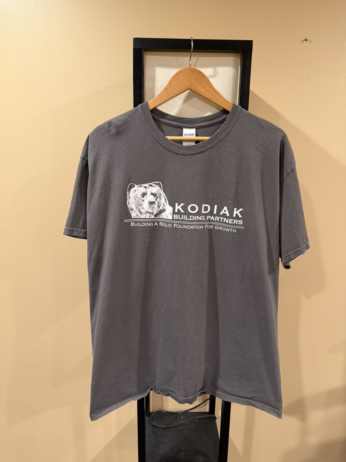 Gildan Vintage Kodiak Building Partners Gildan Grey T-Shirt Size US XL / EU 56 / 4 - 12 Thumbnail