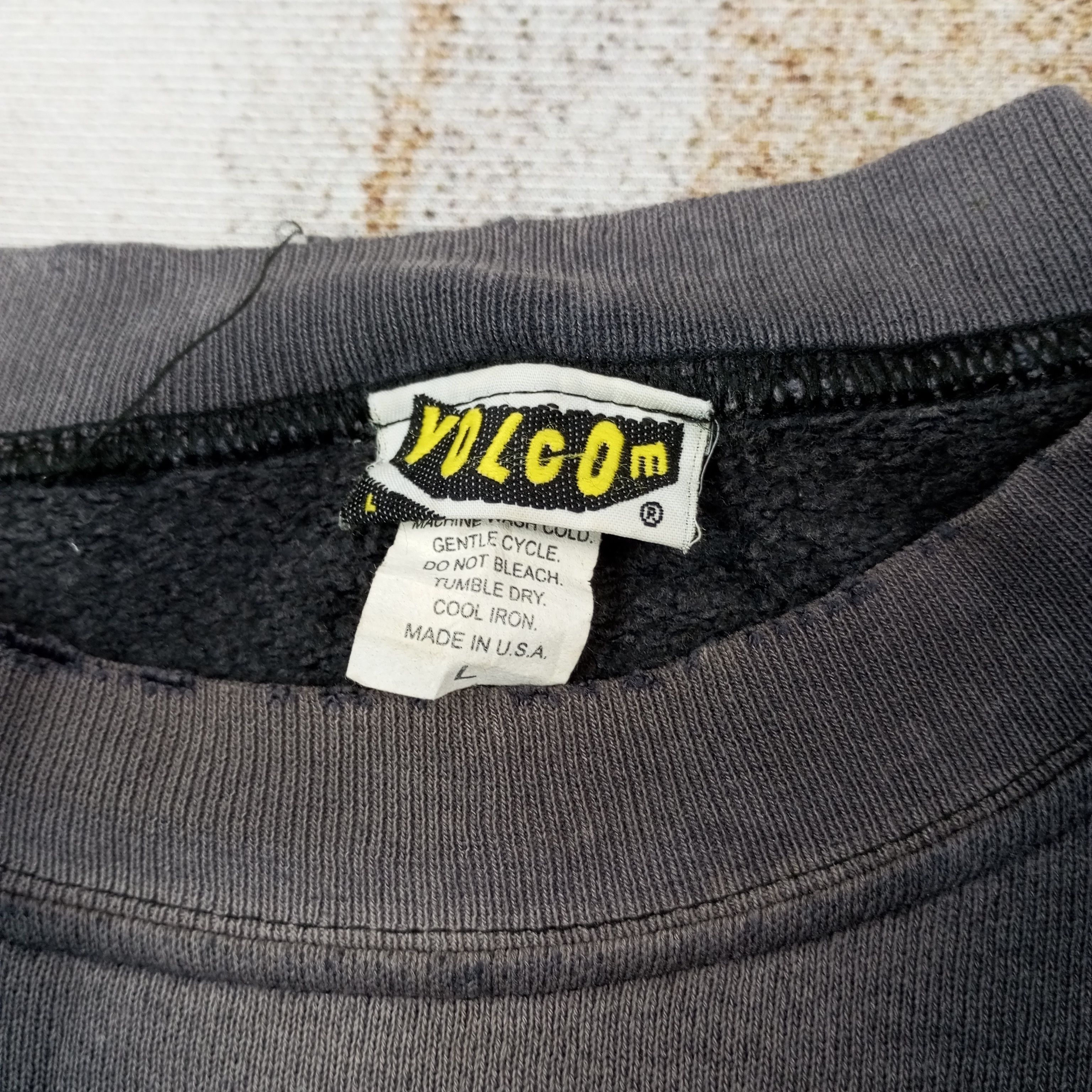 Volcom Volcom Streetwear Distressed Sweatshirt c229n12 Size US XL / EU 56 / 4 - 8 Thumbnail