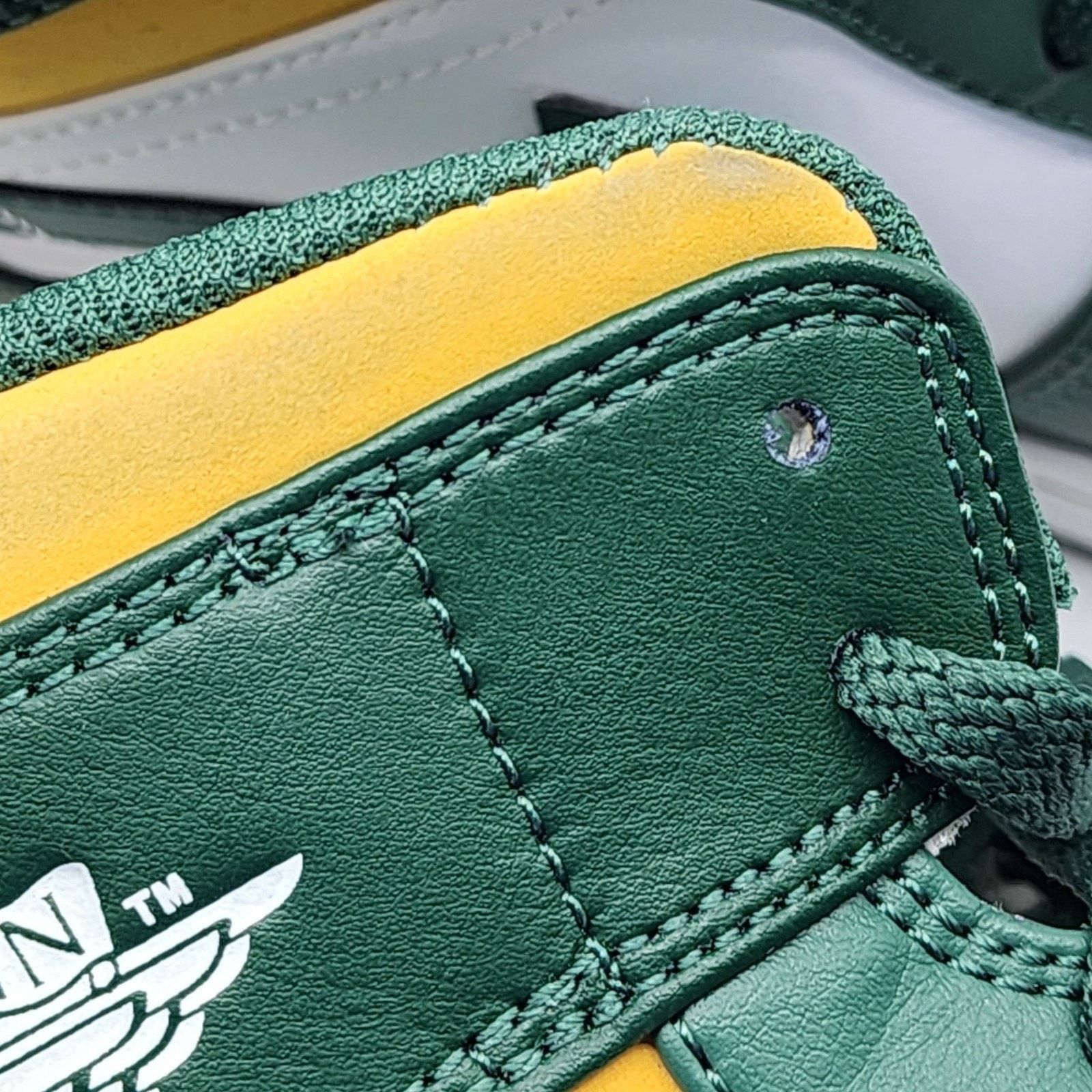 Jordan Brand 1 Mid 554724-371 Leather Sneakers Noble Green US 11 Size US 11 / EU 44 - 10 Thumbnail