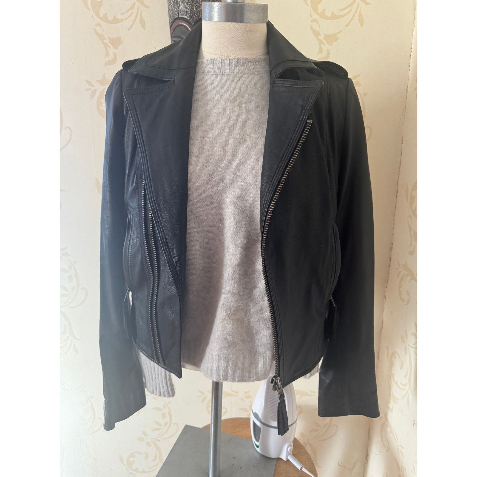 Joie Ladies Size XS Joie 100% Leather Black Moto Jacket Size XS / US 0-2 / IT 36-38 - 1 Thumbnail