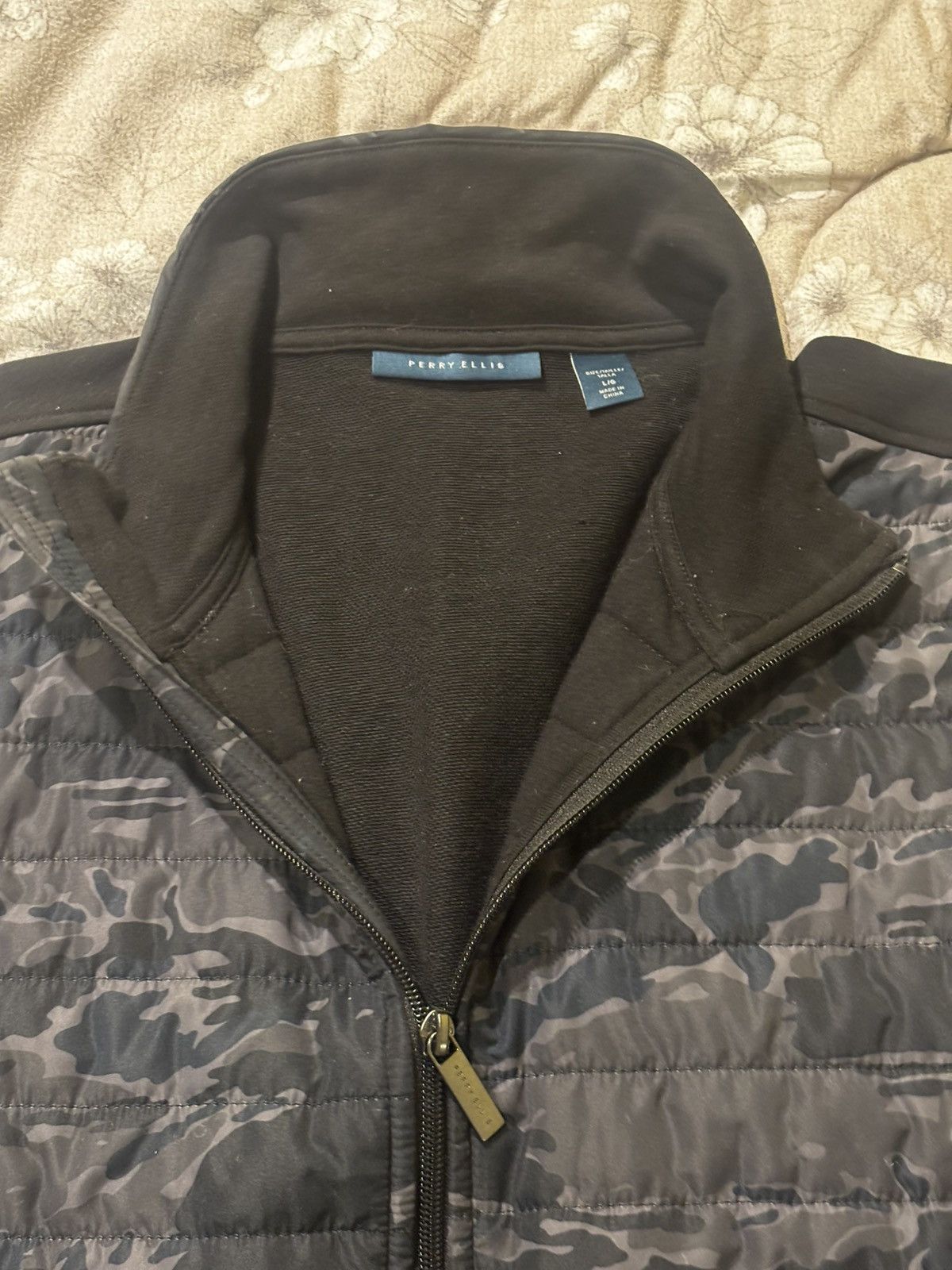 Perry Ellis Men’s camo quilted vest.2238 Size US L / EU 52-54 / 3 - 4 Thumbnail