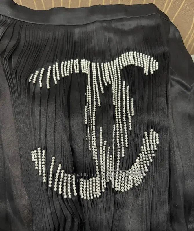 Chanel Chanel Black Silk Pleated Skirt . Size 22" - 2 Thumbnail