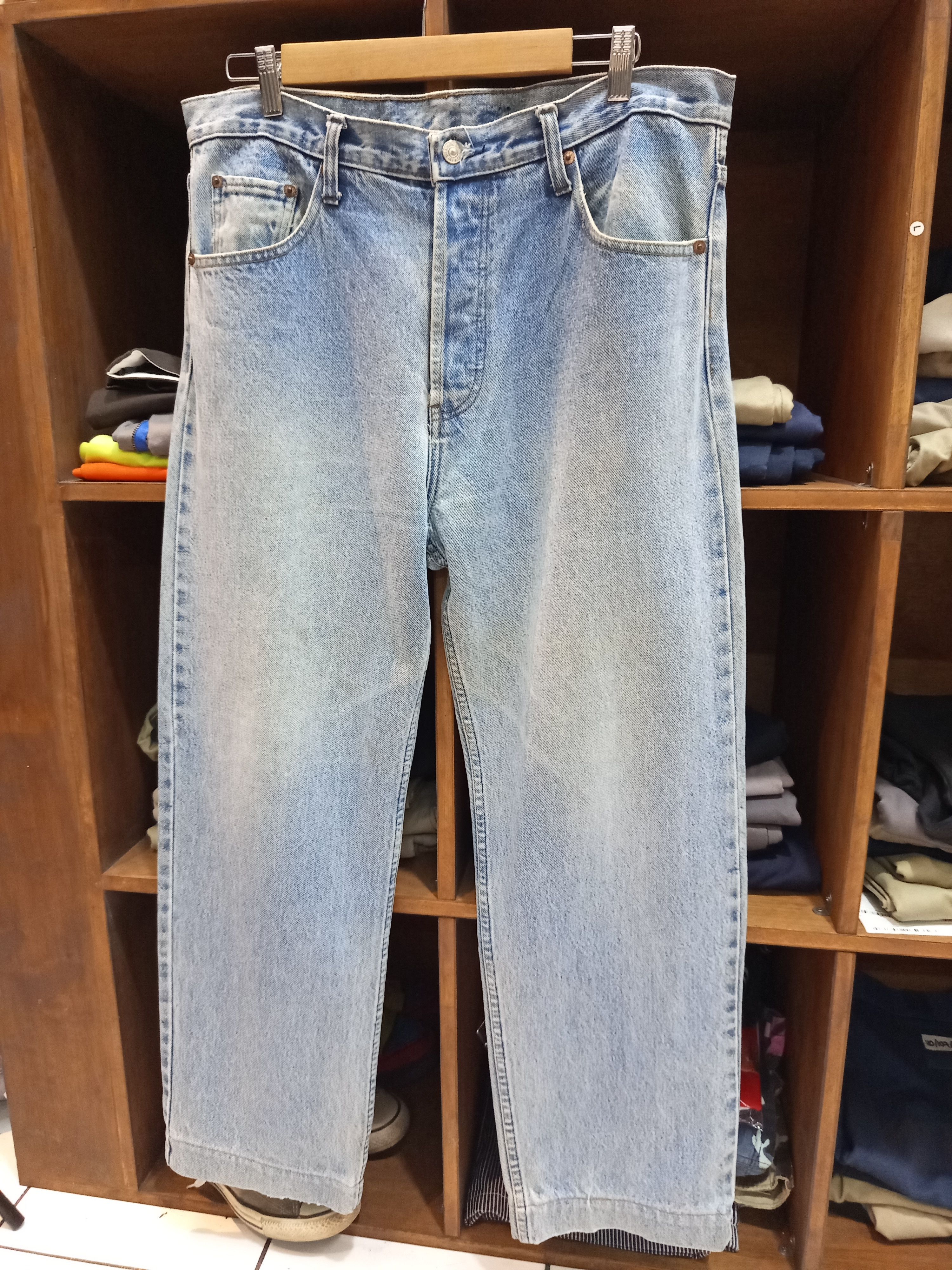 Vintage 1980s Levi’s 501 Made in USA Button Fly Denim Pants Size US 36 / EU 52 - 2 Thumbnail