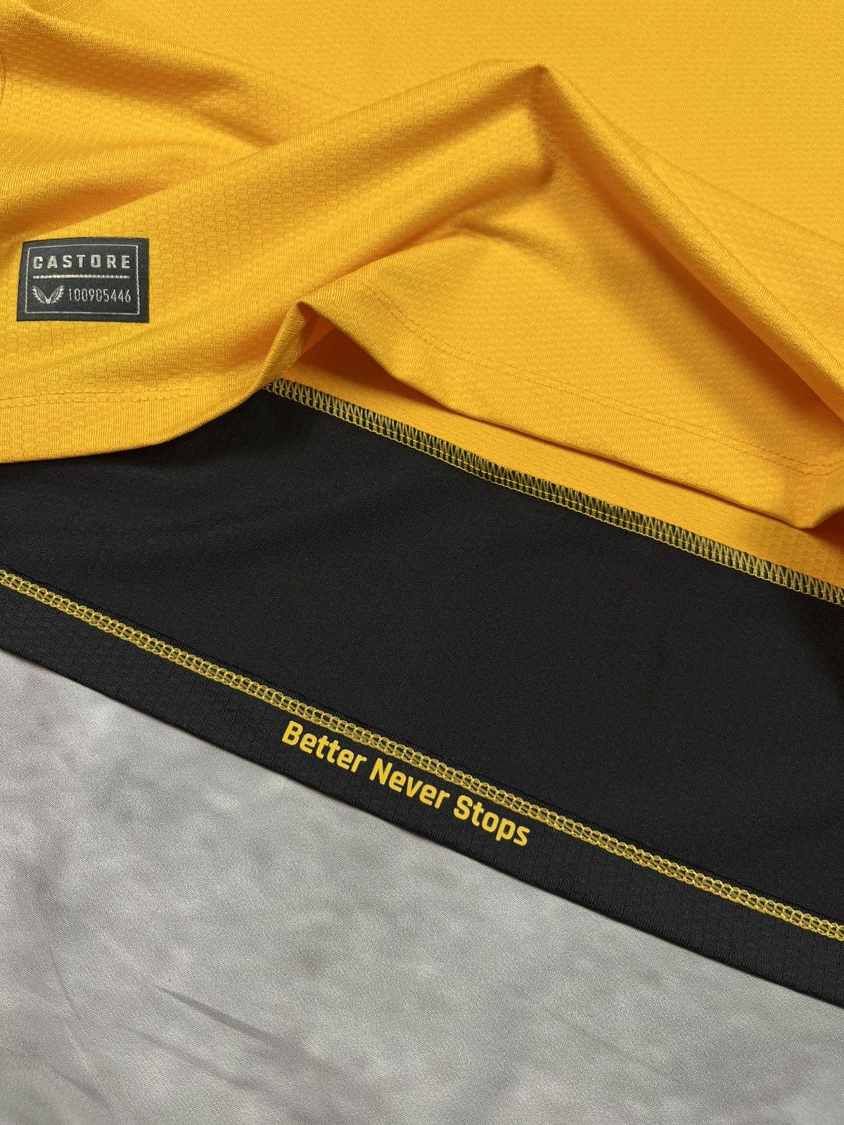 Castore Castore Wolves Pro Training Longsleeve Yellow M (2022-2023) Size US M / EU 48-50 / 2 - 11 Thumbnail