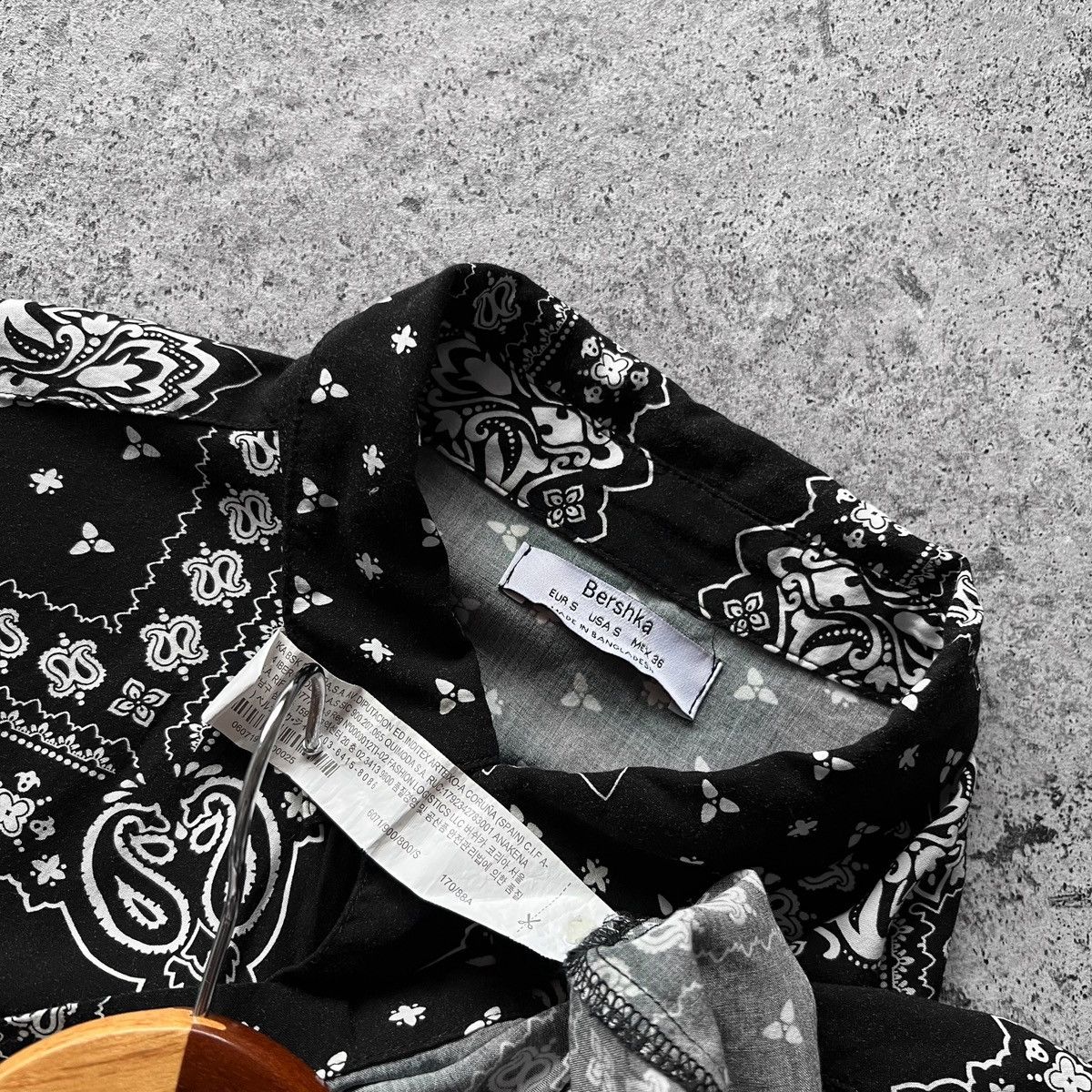 Bershka × Designer Bershka Bandana Printed Black/White SS Button Up Shirt Size US S / EU 44-46 / 1 - 5 Thumbnail