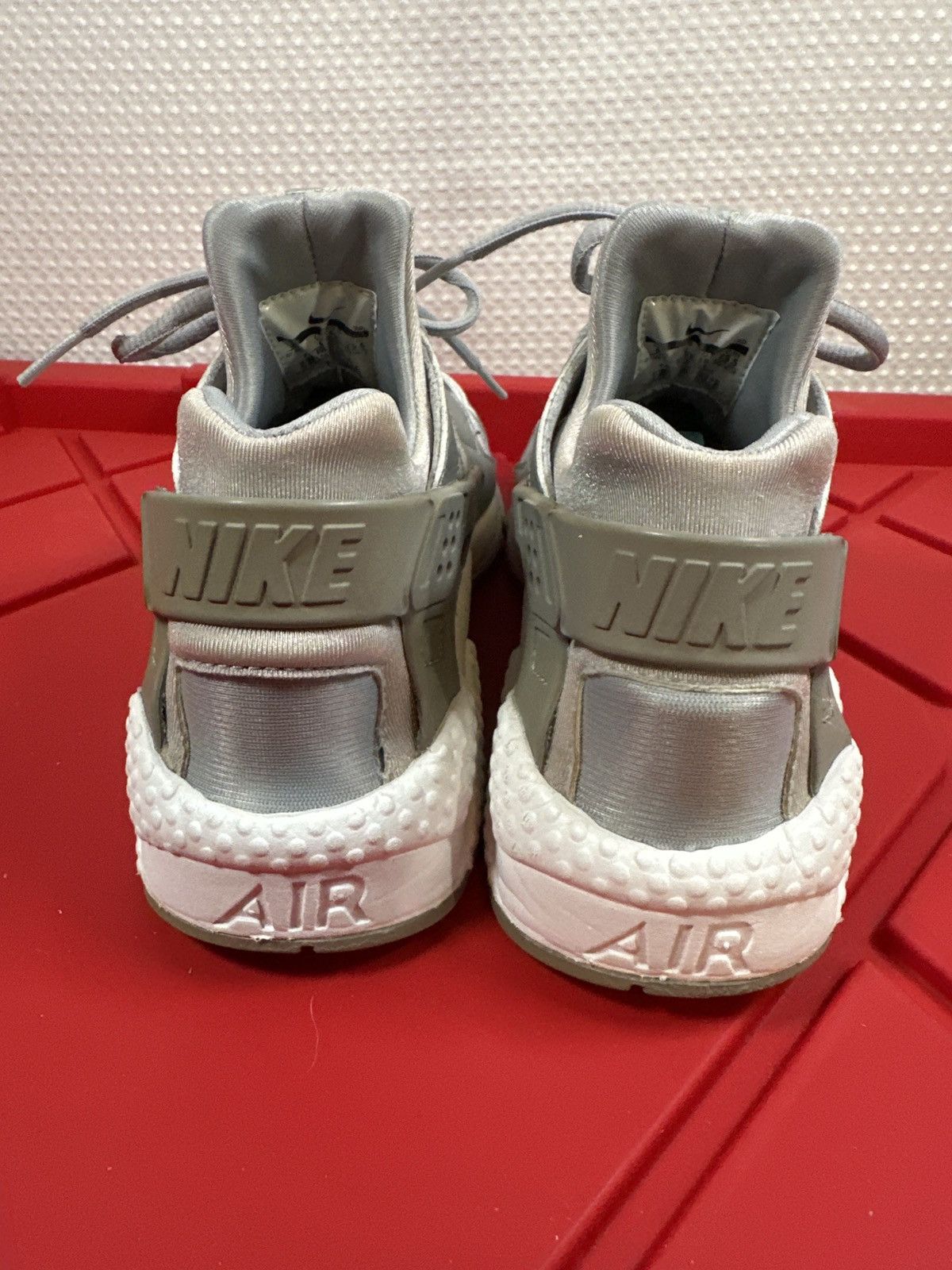 Nike Nike Women's Air Huarache Run SE Running Metallic Silver Size US 8.5 / IT 38.5 - 4 Thumbnail